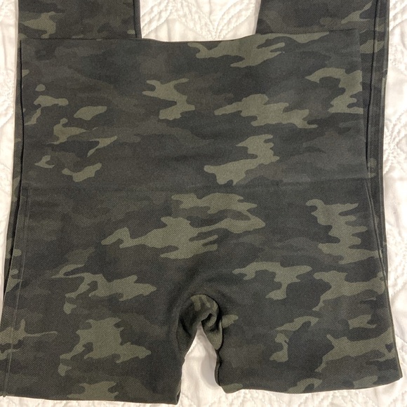 Spanx Green Camo Seamless Shaping Leggings - Picture 3 of 4
